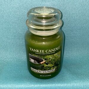 YANKEE Meadow Showers 22 oz. CANDLE RARE SCENT